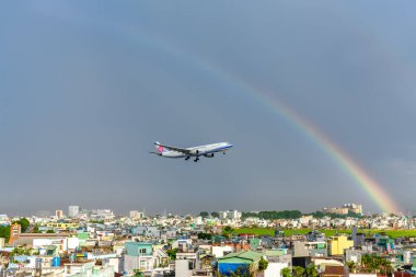 Ho Chi Minh City, Vietnam - 31 Temmuz 2018: Çin Havayolları Boeing 747 kargo sinek üzerinde gökkuşağı gökyüzü arkasında ile kentsel alanlarda hazırlamak Tan Son Nhat Uluslararası Havaalanı Ho Chi Minh, Vietnam için açılış