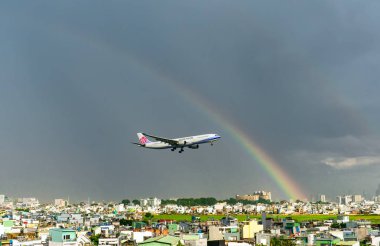 Ho Chi Minh City, Vietnam - 31 Temmuz 2018: Çin Havayolları Boeing 747 kargo sinek üzerinde gökkuşağı gökyüzü arkasında ile kentsel alanlarda hazırlamak Tan Son Nhat Uluslararası Havaalanı Ho Chi Minh, Vietnam için açılış