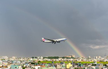 Ho Chi Minh City, Vietnam - 31 Temmuz 2018: Çin Havayolları Boeing 747 kargo sinek üzerinde gökkuşağı gökyüzü arkasında ile kentsel alanlarda hazırlamak Tan Son Nhat Uluslararası Havaalanı Ho Chi Minh, Vietnam için açılış