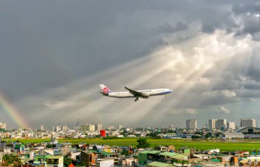 Ho Chi Minh City, Vietnam - 31 Temmuz 2018: Çin Havayolları Boeing 747 kargo son yaklaşım Tan Son Nhat Uluslararası Havaalanı Ho Chi Minh City, Vietnam içine arkasında gökyüzü güneş ışınları ile açılış
