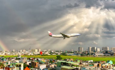 Ho Chi Minh City, Vietnam - 31 Temmuz 2018: Çin Havayolları Boeing 747 kargo son yaklaşım Tan Son Nhat Uluslararası Havaalanı Ho Chi Minh City, Vietnam içine arkasında gökyüzü güneş ışınları ile açılış