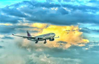 Ho Chi Minh City, Vietnam - 31 Temmuz 2018: Bulutların üzerinde uçmak için Airbus A330-200f Qatar Airways kargo hazırlamak Tan Son Nhat Uluslararası Havaalanı Ho Chi Minh City, Vietnam için açılış