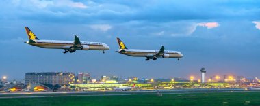 Ho Chi Minh City, Vietnam - 31 Temmuz 2018: Uçak boeing 787-10 Tan Son Nhat Uluslararası Havaalanı gecede Ho Chi Minh City, Vietnam açılış Singapur Havayolları.