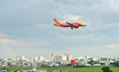 Ho Chi Minh City, Vietnam - 31 Temmuz 2018: Vietjet airbus a321 açılış gökkuşağı gökyüzü arkasında ile Tan Son Nhat Uluslararası Havaalanı Ho Chi Minh City, Vietnam için içine.
