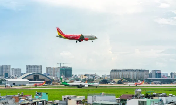 ホーチミン市 ベトナム 2018 Vietjet の空気エアバス A321 着陸で ホーチミン市 ベトナムでタンソンニャット国際空港 Vietjet — ストック写真