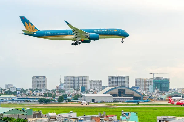 ホーチミン市 ベトナムでタンソンニャット国際空港の複数の露出写真技術とホーチミン市 ベトナム 2018 ベトナム航空会社エアバス A321 — ストック写真