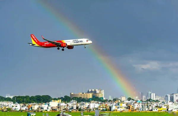 Ho Chi Minh City, Vietnam - 31 Temmuz 2018: Vietjet airbus a321 açılış gökkuşağı gökyüzü arkasında ile Tan Son Nhat Uluslararası Havaalanı Ho Chi Minh City, Vietnam için içine.