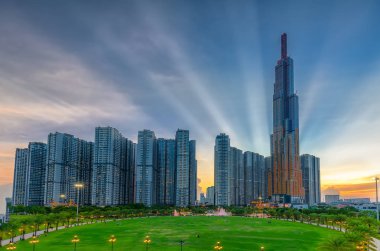 Ho Chi Minh City, Vietnam - 1 Ağustos 2018: Panoramik gökdelenler, daire, mimari olarak etkileyici gökyüzü günbatımı hayat malzeme geliştirme insanlar Ho Chi Minh City, Vietnam için genişletilmiş