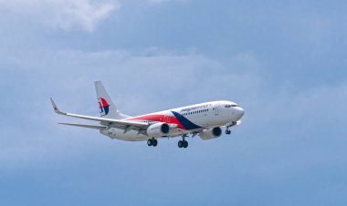 Ho Chi Minh City, Vietnam - 12 Ağustos 2018: Yolcu uçağı Boeing 737 Malezya Havayolları sineğin gökyüzünde Tan Son Nhat Uluslararası Havaalanı, Ho Chi Minh City, Vietnam, iniş için hazır olun.