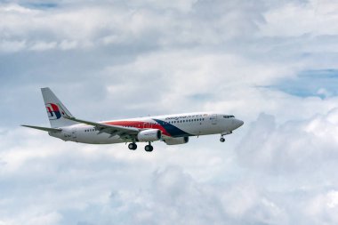 Ho Chi Minh City, Vietnam - 12 Ağustos 2018: Yolcu uçağı Boeing 737 Malezya Havayolları sineğin gökyüzünde Tan Son Nhat Uluslararası Havaalanı, Ho Chi Minh City, Vietnam, iniş için hazır olun.