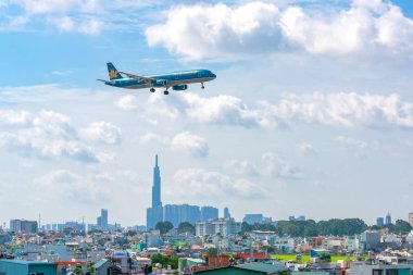 Ho Chi Minh City, Vietnam - 12 Ağustos 2018: Aibus a321 yolcu uçağı Vietnam havayolu şirketi kentsel alanlarda Tan oğlu Nhat Uluslararası Havaalanı'nda, Ho Chi Minh City, Vietnam arazi hazırlama üzerinde uçmak.