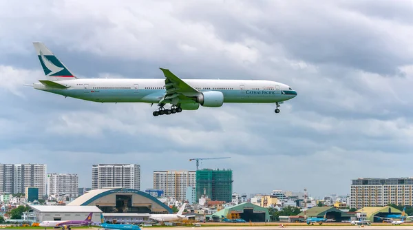 호치민 베트남 2018 항공의 777 여객기 캐세이패시픽은 Tan Nhat 호치민 — 스톡 사진