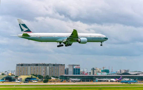 호치민 베트남 2018 항공의 777 여객기 캐세이패시픽은 Tan Nhat 호치민 — 스톡 사진