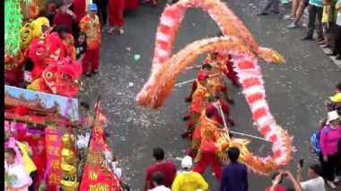 Binh Duong, Vietnam - 2 Mart 2018: Dragon dans festivali sokakta dövüş sanatları ejderha kontrol Çince Lantern Festivali uygulayıcıları Binh Duong, Vietnam sarma ile