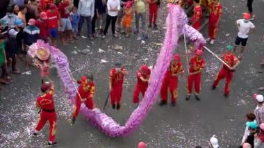 Binh Duong, Vietnam - 2 Mart 2018: Dragon dans festivali sokakta dövüş sanatları ejderha kontrol Çince Lantern Festivali uygulayıcıları Binh Duong, Vietnam sarma ile