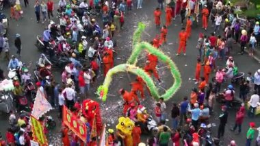 Binh Duong, Vietnam - 2 Mart 2018: Dragon dans festivali sokakta dövüş sanatları ejderha kontrol Çince Lantern Festivali uygulayıcıları Binh Duong, Vietnam sarma ile