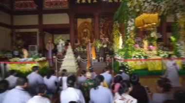 Ho Chi Minh City, Vietnam - 29 Mayıs 2018: Buddha Tapınağı sabah bir ritüel Ho Chi Minh city, Vietnam için geleneksel kültür olarak tutulan Buda'nın Doğum günü kutlamaları içinde dua Budist rahip