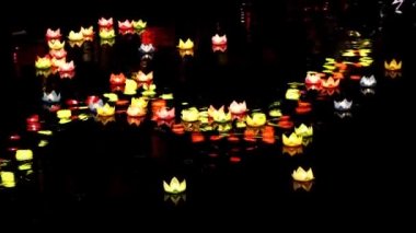 Kağıt fenerler su Festivali Buda'nın Doğum sırasında gece Nehri üzerinde parlar. Barış Life için Vietnamca insanlar geleneksel ayini bu