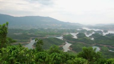 Küçük ada cenneti yaz akşamı ta gübre göl. Havzanın hidroelektrik içinde Dac Nong, Vietnam için bu.