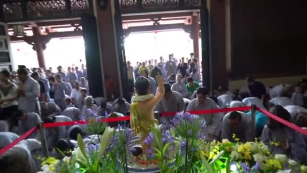 Chi Minh City Vietnam Mai 2018 Buddhistischer Mönch Betet Buddha — Stockvideo