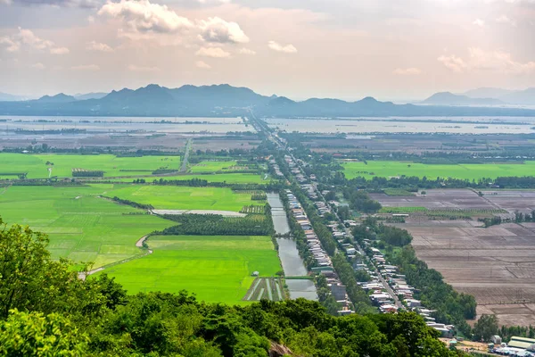 チャウドック ベトナムでサム山からの眺め これは 月の都市を訪問する観光客を引き付ける精神的な土地 — ストック写真