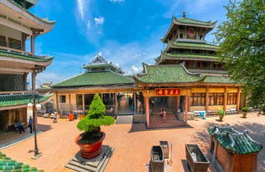 Bir Giang, Vietnam - 11 Eylül 2018: Buda ziyaret Ba Chua Xu tapınakta güzel mimarisiyle güneşli öğleden sonra. Bu tanrıların kutsal kadın saint tapınak ibadet bir Giang, Vietnam.