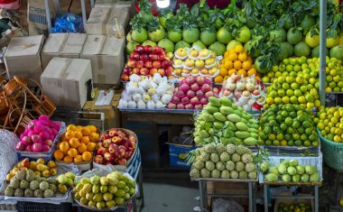 Meyve dükkanlar her türlü ile pazarda hangi tarihlerde: mandalina. Nar, portakal, elma, armut, üzüm, mango, dragon meyve, lychee... tek düzenlenmiş rafların göz çekici ve göz alıcı.