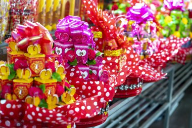 Phan Thiet, Vietnam - 27 Eylül 2018: Hediyelik paket çay, mooncakes, süslü öğeleri piyasada satılan ve Phan Thiet, Vietnam'da ihtiyaçlarını düğün törenleri