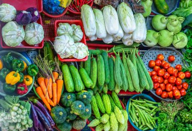 Renkli taze organik sebze pazarında. Bunlar vitaminler, mineraller, lif vardır insan sağlığı için çok yararlı