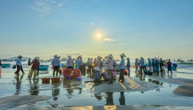 MUI Ne, Vietnam - 28 Eylül 2018: Sepet balık satış içinde balık pazarı oturum denizler sahne kişi toplandı yorucu kürek balıkçılar balık kıyıya balıkçı köyü MUI Ne, Vietnam getirdi