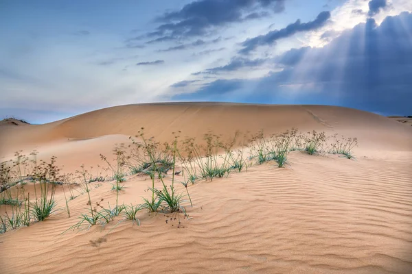 Solnedgång Kullen Sanddyner Med Solens Strålar Himlen Mystisk Och Intressant — Stockfoto