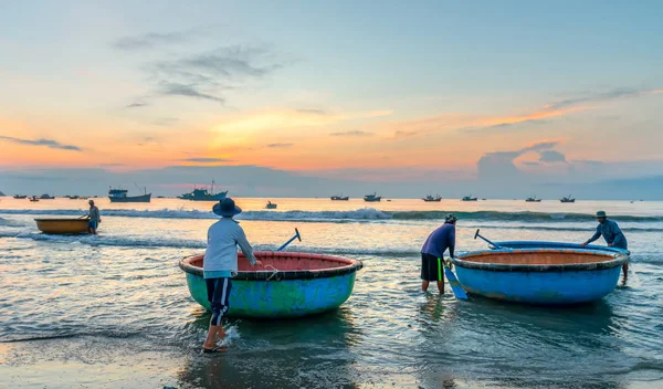 朝の漁師が魚の完全な海に旅行を備えるムイネーのビーチで桟橋釣りキャッチ ムイネー ベトナムのムイネ ベトナム 2018 — ストック写真