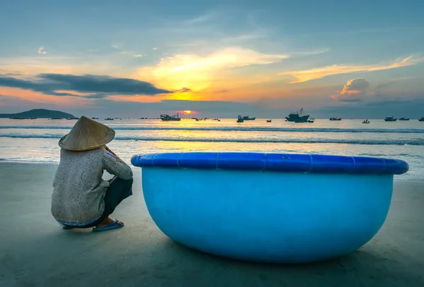 Mui Vietnam September 2018 Alter Fischer Sitzt Morgengrauen Einem Schönen — Stockfoto