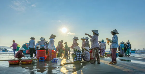 ムイネー ベトナム 2018 バスケット魚販売中魚市場セッション海シーン人が集まり激しいローイング漁師魚陸上持って来られ漁村ムイネー ベトナムの — ストック写真