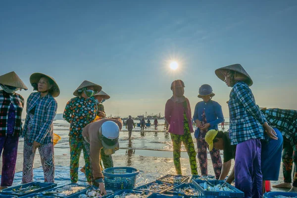 ムイネー ベトナム 2018 バスケット魚販売中魚市場セッション海シーン人が集まり激しいローイング漁師魚陸上持って来られ漁村ムイネー ベトナムの — ストック写真