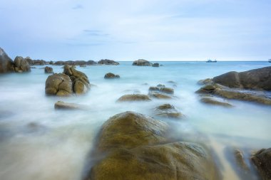 Ke Ga deniz feneri günbatımı okşadı sörf daha düzgün resifleri ile oluşturmak bulutlar deniz üzerinde