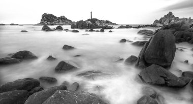 Ke Ga deniz feneri günbatımı okşadı sörf daha düzgün resifleri ile oluşturmak bulutlar deniz üzerinde