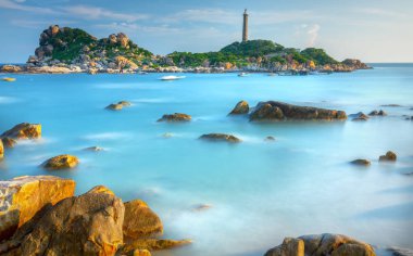 Ke Ga deniz feneri günbatımı okşadı sörf daha düzgün resifleri ile oluşturmak bulutlar deniz üzerinde