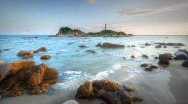 Ke Ga deniz feneri günbatımı okşadı sörf daha düzgün resifleri ile oluşturmak bulutlar deniz üzerinde