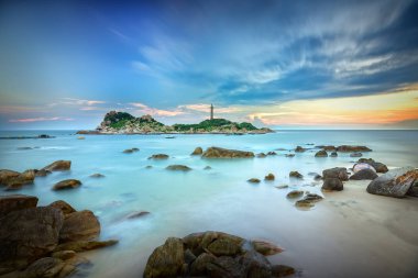 Ke Ga deniz feneri günbatımı okşadı sörf daha düzgün resifleri ile oluşturmak bulutlar deniz üzerinde