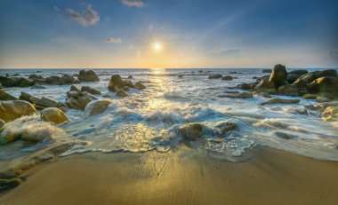 Yıldız yayılan olarak eski fosil resif sağ kenarı büyük kayanın altında mavi güneş ışığı yansıtan çiftlik yarda yeşil yosun inci yayın parlayan gibi yuvarlanır gündoğumu gökyüzü hoş geldiniz yeni güne güzel pembe.