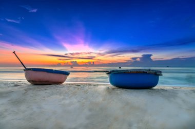 Sepet tekne şafaktan önce güneş yavaş yavaş yükseldikçe ne zaman balıkçılar, balık sezonun geri kalanı ifade etmek için çürümek denize koymak için bekleyen