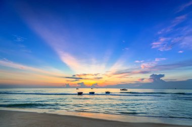 Sepet tekne şafaktan önce güneş yavaş yavaş yükseldikçe ne zaman balıkçılar, balık sezonun geri kalanı ifade etmek için çürümek denize koymak için bekleyen