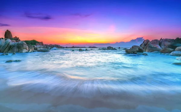Wunderschöner Sonnenaufgang Strand Während Die Sonne Himmel Violett Strahlt Und — Stockfoto