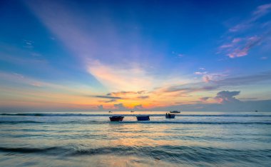 Sepet tekne şafaktan önce güneş yavaş yavaş yükseldikçe ne zaman balıkçılar, balık sezonun geri kalanı ifade etmek için çürümek denize koymak için bekleyen