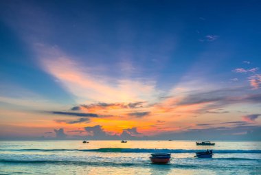 Sepet tekne şafaktan önce güneş yavaş yavaş yükseldikçe ne zaman balıkçılar, balık sezonun geri kalanı ifade etmek için çürümek denize koymak için bekleyen