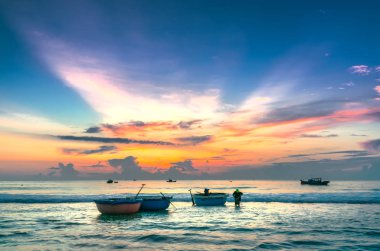 Sepet tekne şafaktan önce güneş yavaş yavaş yükseldikçe ne zaman balıkçılar, balık sezonun geri kalanı ifade etmek için çürümek denize koymak için bekleyen
