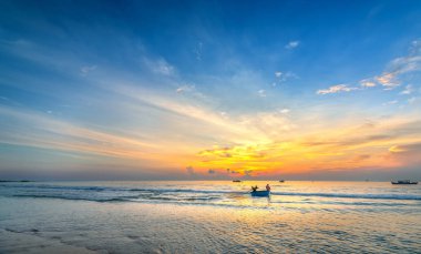 Phan Thiet, Vietnam - 30 Eylül 2018: Balıkçılar kümesi sepet tekne ile otelde aileleri içinde balıkçı köyü, Phan Thiet, Vietnam beslenme balıkçılık kadar güneş oldu sabah yola çıktı