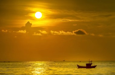 Güneş sabah güzel bir plaj sahne balıkçılar balıkçı teknesi davetkar yeni ilginç gün yükselir..