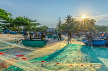 Phan Thiet, Vietnam - 30 Eylül 2018: Balıkçılar kıyı balıkçı köyü yaşayan bir şekilde yakalamak sonra balık ağı yapıyoruz. Phan Thiet, Vietnam için birçok aile ama zor iş bu